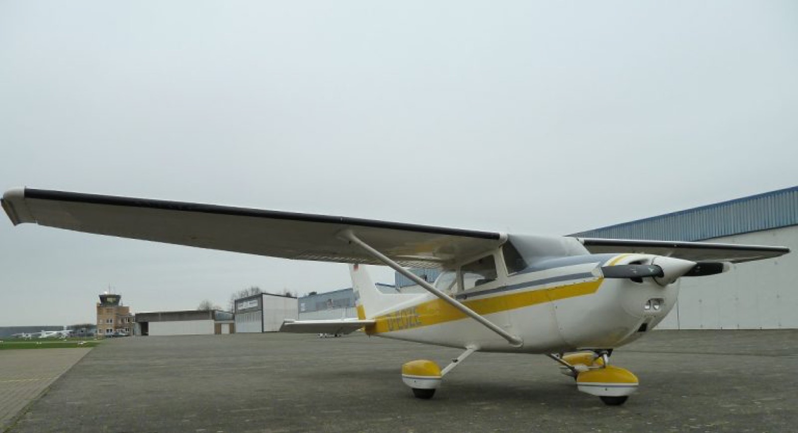 Kleines Motorflugzeug auf dem Vorfeld