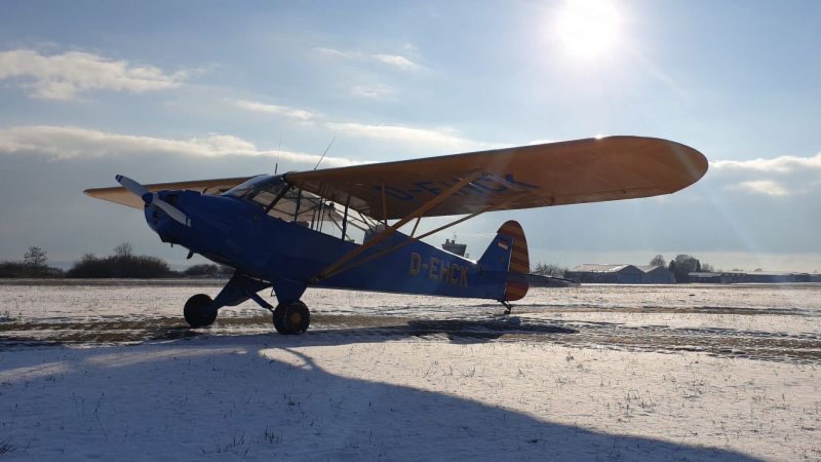 Historisches Flugzeug auf dem Gras in warmem Licht
