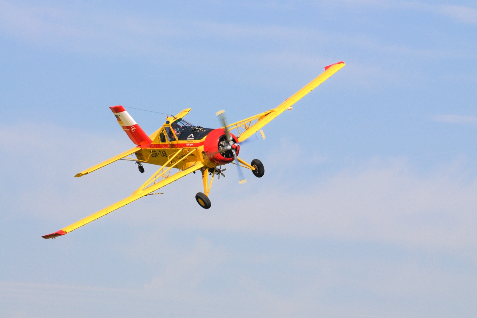 Historisches Flugzeug in der Luft vor blauem Himmel