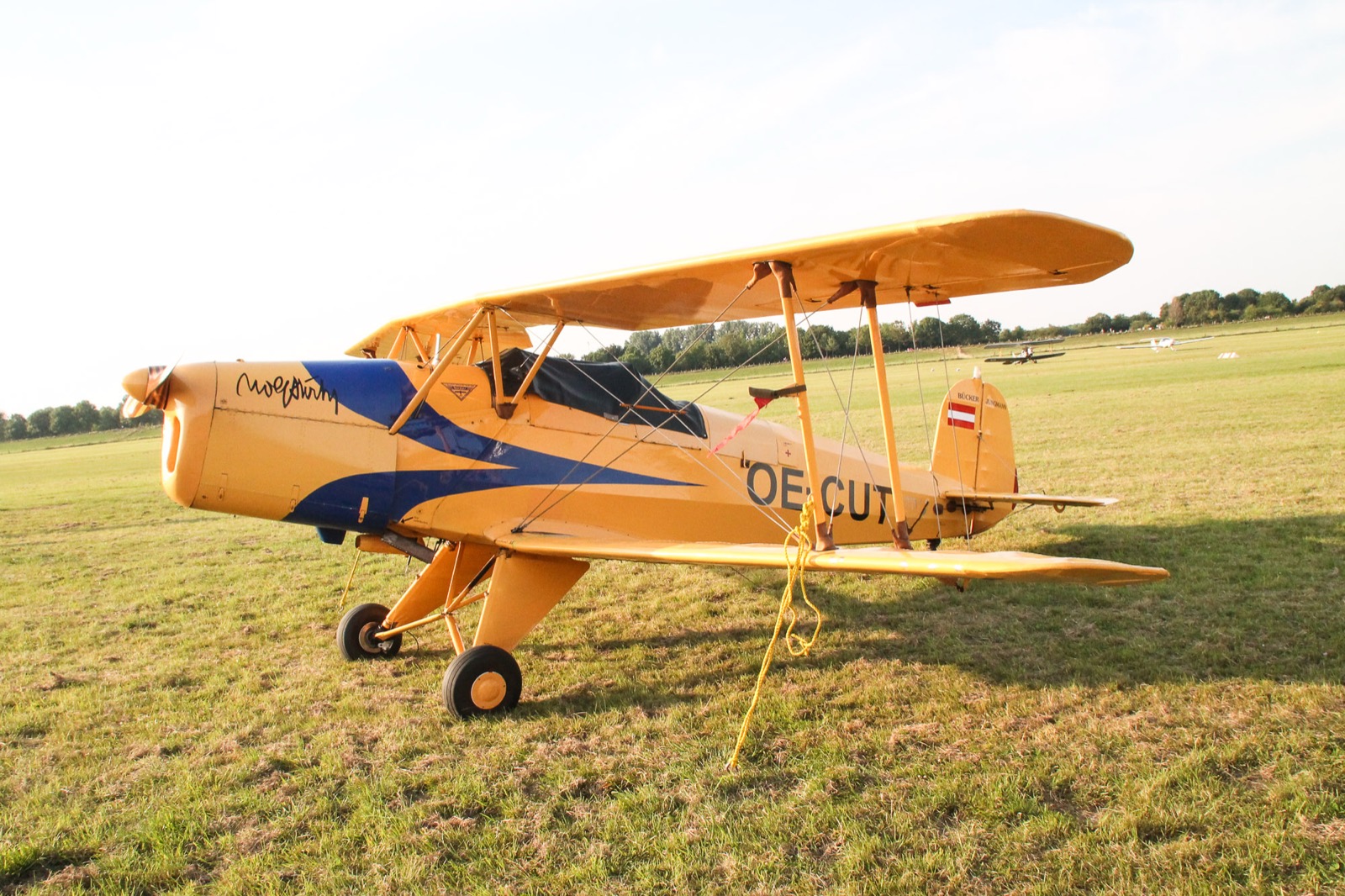 Kleines Flugzeug auf dem Flugplatz bei ruhigem Himmel